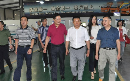 中國城市經(jīng)濟學(xué)會中小城市經(jīng)濟發(fā)展委員會秘書長楊中川(右三)一行蒞臨天康調(diào)研 中國城市經(jīng)濟學(xué)會中小城市經(jīng)濟發(fā)展委員會秘書長楊中川(右三)一行蒞臨天康調(diào)研