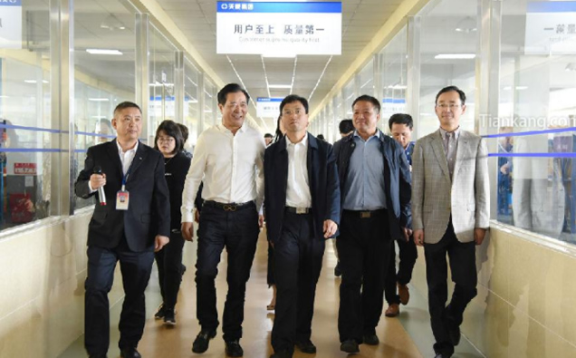 安徽省人大常委會副主任劉明波(中)一行在天康集團(tuán)儀表制造部 安徽省人大常委會副主任劉明波(中)一行在天康集團(tuán)儀表制造部