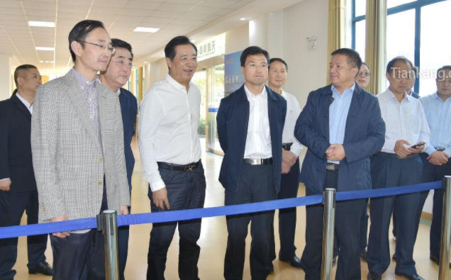 安徽省人大常委會副主任劉明波一行在天康集團(tuán)儀表制造部現(xiàn)場了解智能儀表演示系統(tǒng) 安徽省人大常委會副主任劉明波一行在天康集團(tuán)儀表制造部現(xiàn)場了解智能儀表演示系統(tǒng)