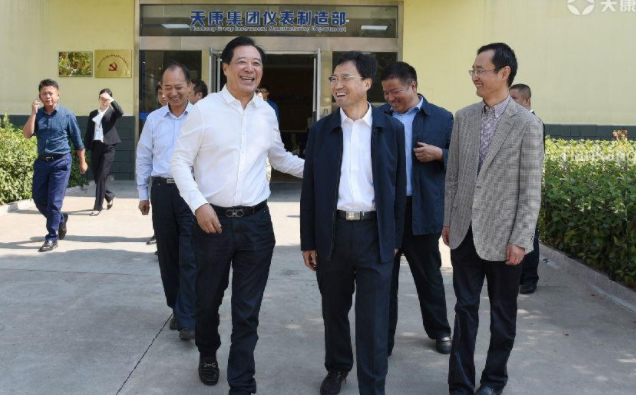 安徽省人大常委會副主任劉明波與安徽天康集團(tuán)董事長趙寬親切交流 安徽省人大常委會副主任劉明波與安徽天康集團(tuán)董事長趙寬親切交流